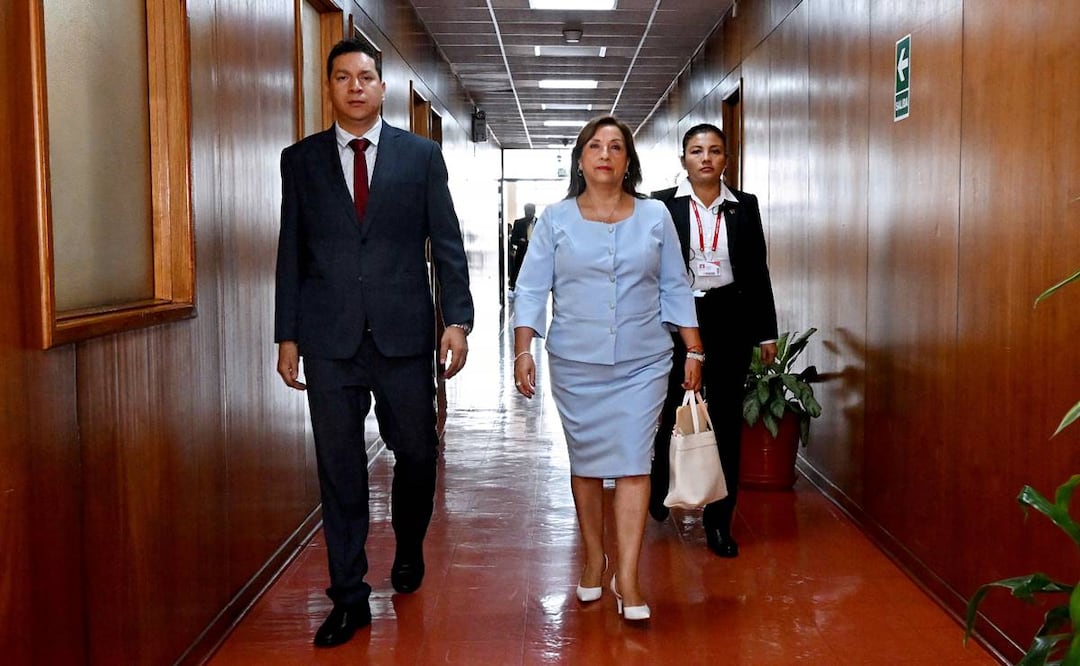 Fotografía difundida hoy por la Fiscalía de Perú que muestra a la presidenta Dina Boluarte en las instalaciones del Ministerio Público, en Lima. FOTO: EFE