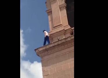 Cura intentó disuadir a joven de arrojarse de torre