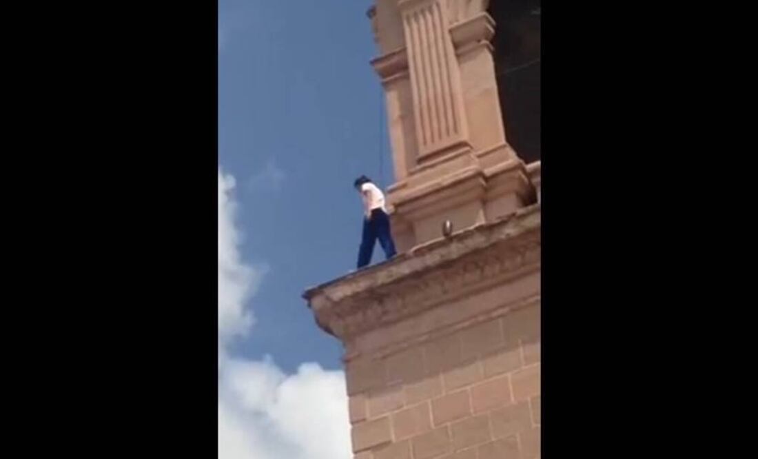 Cura intentó disuadir a joven de arrojarse de torre
