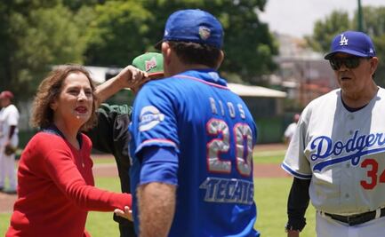 “¡Hay porra!”: Beatriz Gutiérrez Müller apoya a su “novio” en juego con leyendas del beisbol