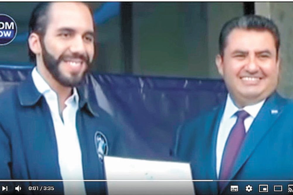 Nayib Bukele, presidente de El Salvador, entregó a Naasón Joaquín García un reconocimiento por su labor religiosa el pasado 19 de mayo. Foto: ESPECIAL