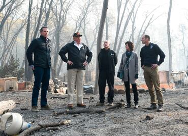 Trump y gobernador de California recorren zona arrasada por "Camp Fire"