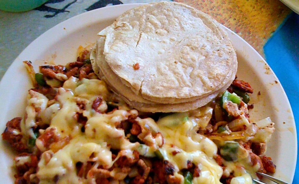 Puedes acompañar el alambre con tortillas de harina. Foto: Freepik