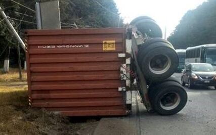 Tráileres en carreteras un riesgo para la vida 