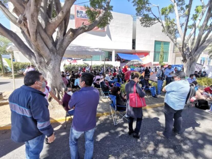 Trabajadores de Salud toman 8 edificios en Oaxaca; exigen pago de prestaciones laborales