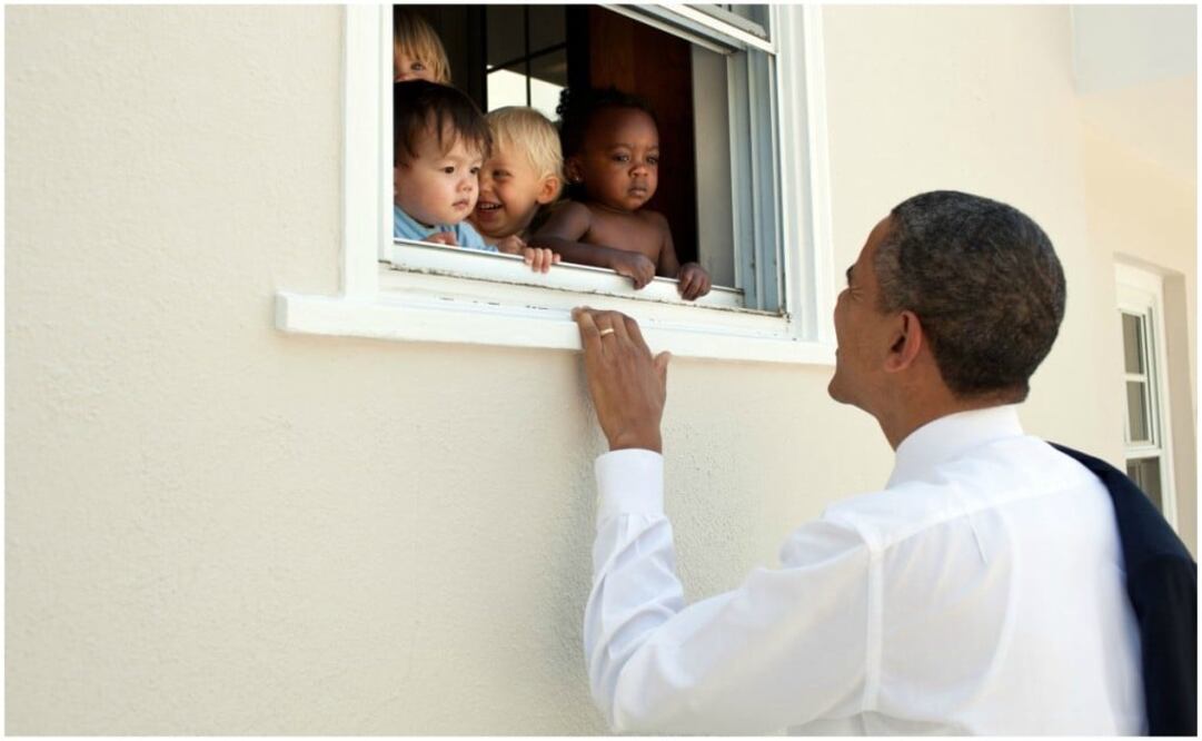 El tuit viene acompañado de una foto en la que el ex presidente aparece sonriéndole a un grupo de niños