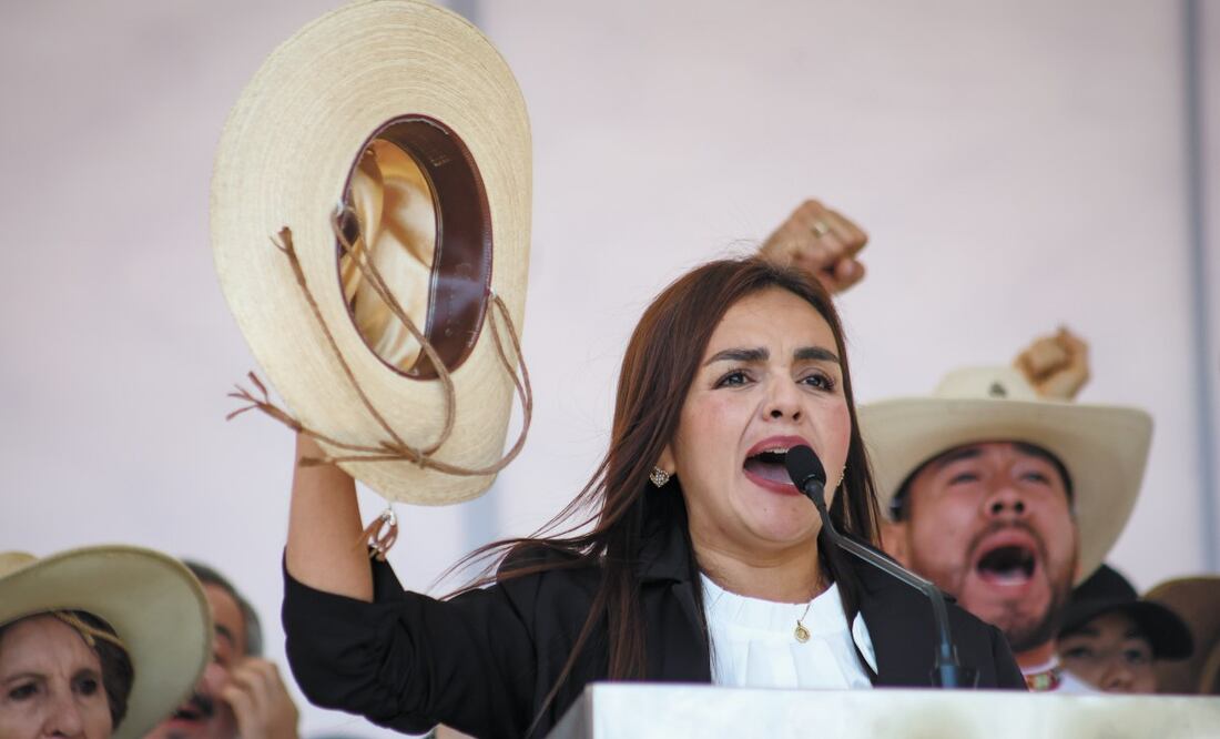 Con sombrero en mano, Grecia Quiroz habló ante la población por vez primera ya como alcaldesa en un mitin tras la caravana. Foto: Luis Camacho / EL UNIVERSAL
