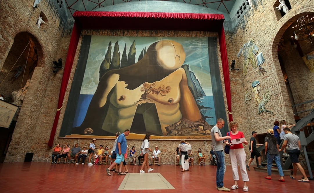 Gente camina alrededor de la tumba de Salvador Dalí. REUTERS/Albert Gea