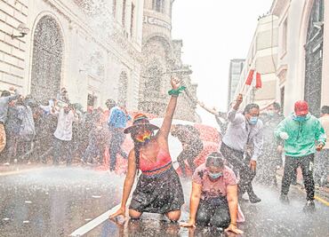 Entre protestas, Merino asume presidencia de Perú
