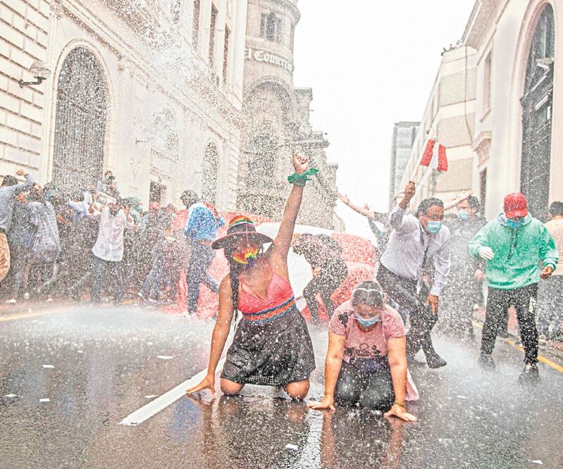 Simpatizantes del destituido presidente peruano, Martín Vizcarra, se manifestaron contra el nuevo gobierno en Lima. El líder del Congreso, Manuel Merino, asumió ayer como mandatario en medio de protestas en la calle y nerviosismo en el mercado. ERNESTO BE