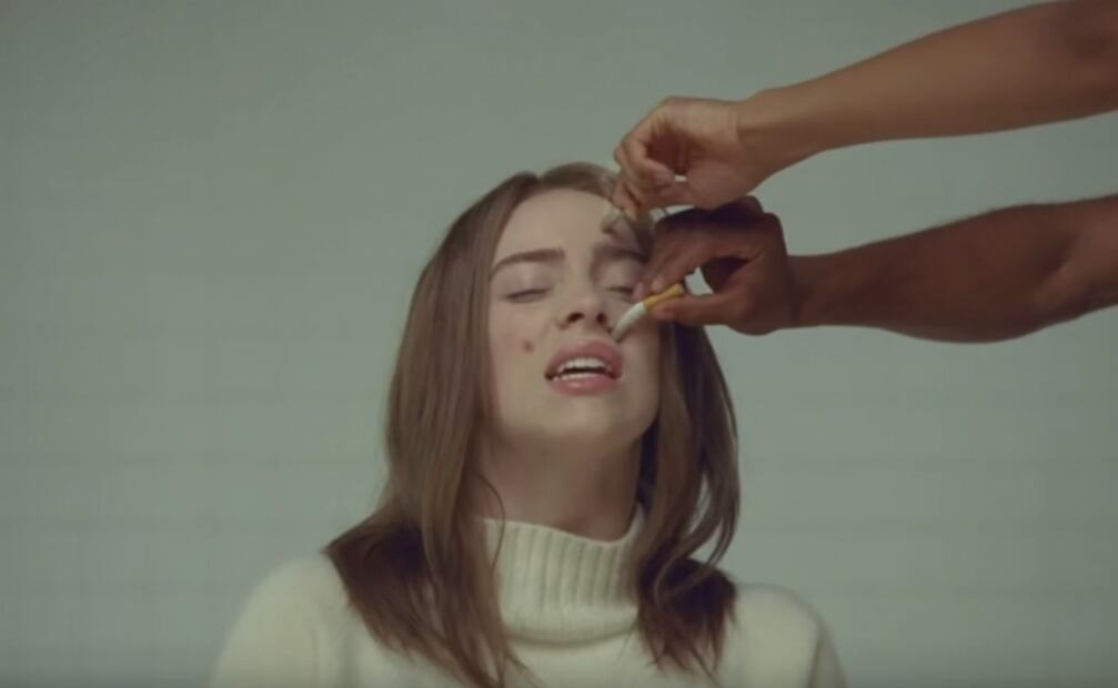 Queman cara de Billie Eilish en su debut como directora