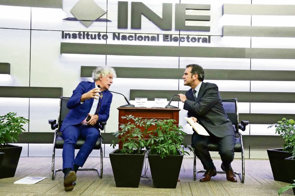 John Keane, catedrático de la Universidad de Sydney, Australia, y Lorenzo Córdova, consejero presidente del INE participaron en un foro del instituto (BERENICE FREGOSO. EL UNIVERSAL)