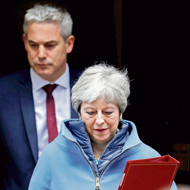 Compañía. La primera ministra británica, Theresa May, y el secretario de Estado de la Unión Europea, Stephen Barclay, a las afueras de Downing Street, Londres. PETER NICHOLLS. REUTERS