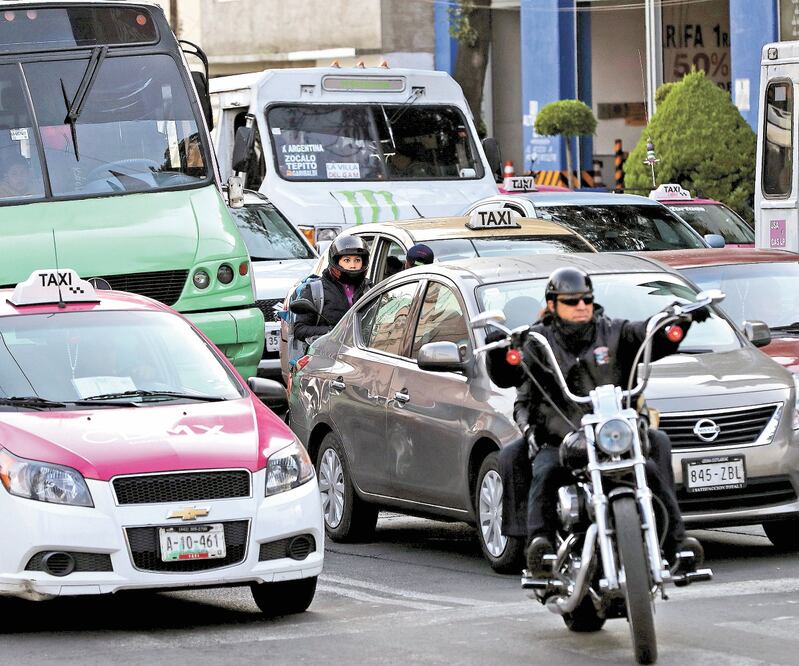 Ladrones aprovechan el semáforo para atracar a conductores. Foto: ARCHIVO EL UNIVERSAL