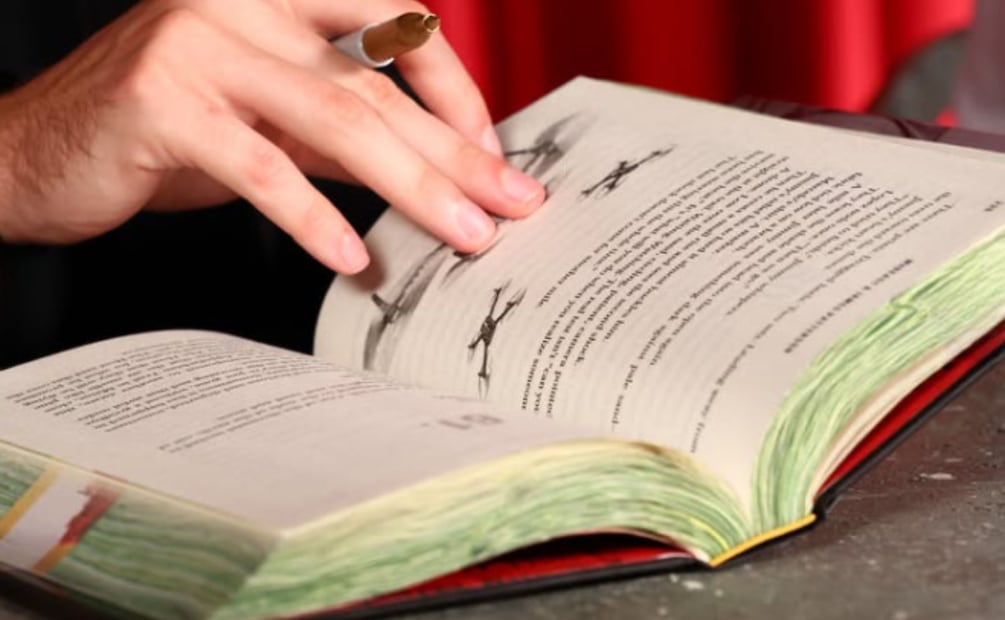 El creador de contenido incursionó en el ámbito de la literatura, con la publicación de su primera novela de suspenso. Foto: Instagram