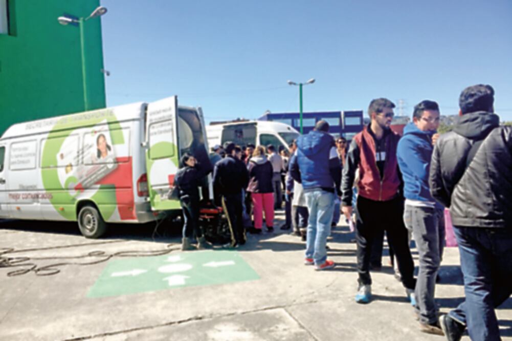 Conductores llegan desde las cuatro de la mañana y realizan largas filas para tramitar sus licencias (ESPECIAL)