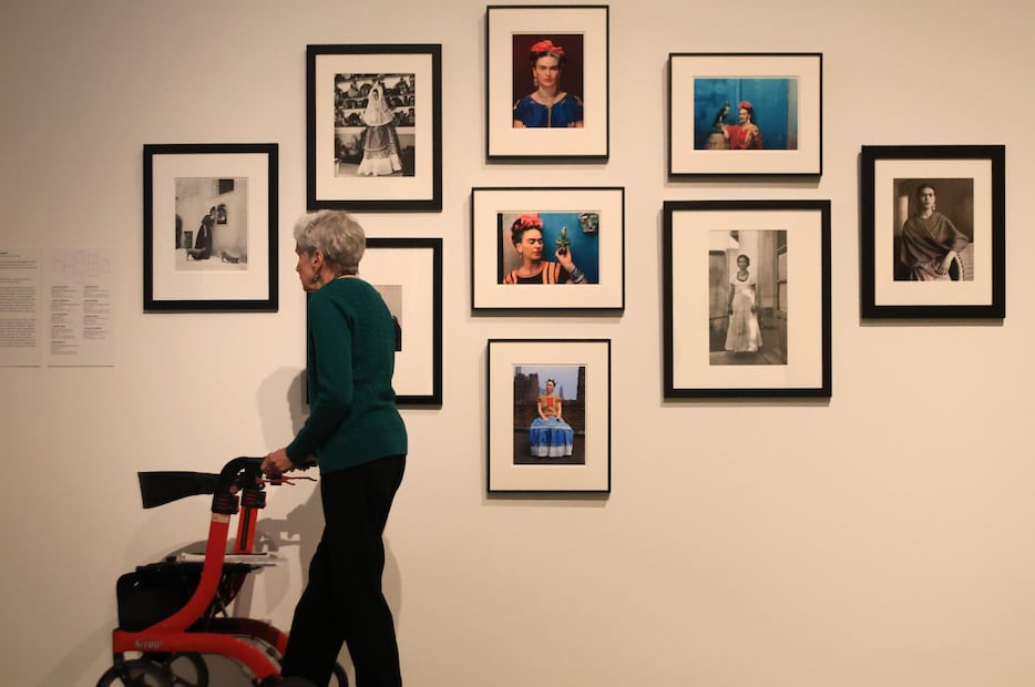 Aspectos de la exposición "Frida: The Making of an Icon" este miércoles, en el Museo de Bellas Artes en Houston, Texas (Estados Unidos). Foto:  EFE/ Carlos Ramírez.