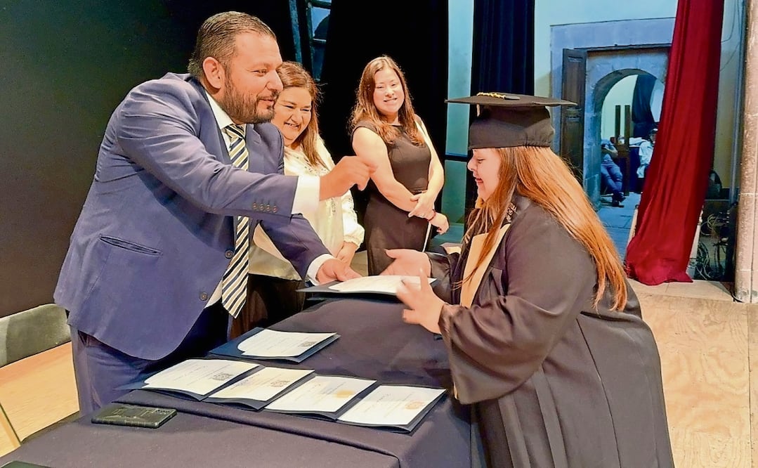 Ana Victoria Espino de Santiago, originaria del municipio de Guadalupe, es la primera mujer con síndrome de Down en graduarse de la Licenciatura de Derecho en el campus Jerez de la Universidad Autónoma de Zacatecas. Foto Especial