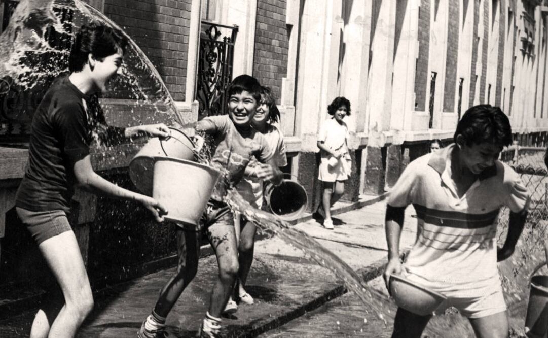 Ante la inocencia hay poco qué hacer. Los niños y adolescentes, con el menor pretexto, encuentran una buena razón para contradecir las recomendaciones en favor del ahorro del vital líquido que vienen haciéndose a través de los distintos medios de comunicación. Fecha 10 de abril de 1987. Foto: Julio Argumedo/ Archivo El Universal