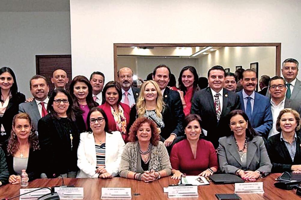 Rosario Robles, titular de la Sedatu, difundió que recibió a una comisión de diputados priístas encabezada por Carolina Monroy (FOTO TOMADA DE TWITTER)