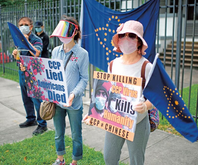Un grupo de personas se manifestaron ayer afuera del consulado chino en Houston, Texas, luego de que el Departamento de Estado ordenara a Beijing cerrar su representación diplomática por “intentar robar tecnología". Foto: MARK FELIX. AFP