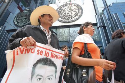 Padres de 43 amagan con romper diálogo 