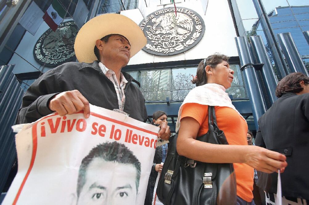 Padres de los normalistas defienden al GIEI y exigen una reunión con el titular de la Segob (JUAN CARLOS REYES. EL UNIEVRSAL)