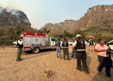 Muere ejidatario durante combate a incendio forestal en Morelos; cierran accesos al cerro de Tepoztlán