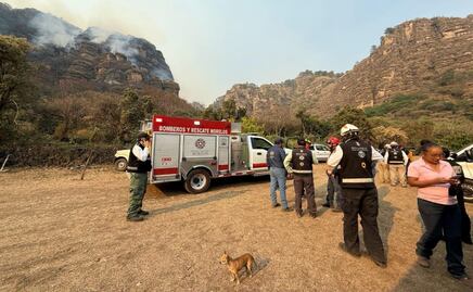 Muere ejidatario durante combate a incendio forestal en Morelos; cierran accesos al cerro de Tepoztlán