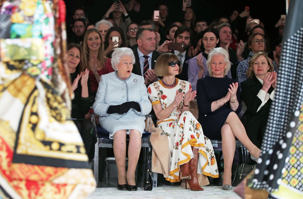 La reina Isabel vio el desfile sentada en primera fila junto a Anna Wintour, editora jefe de la revista Vogue, en el cierre de la Semana de la Moda de Londres (Foto: Reuters)
