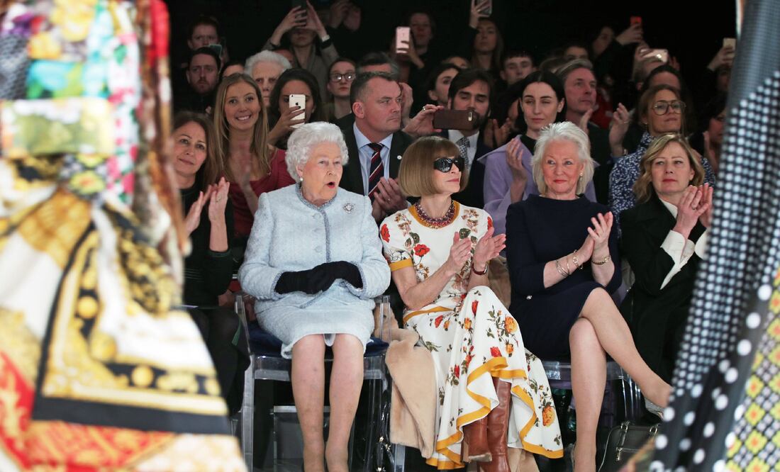 La reina Isabel vio el desfile sentada en primera fila junto a Anna Wintour, editora jefe de la revista Vogue, en el cierre de la Semana de la Moda de Londres (Foto: Reuters)