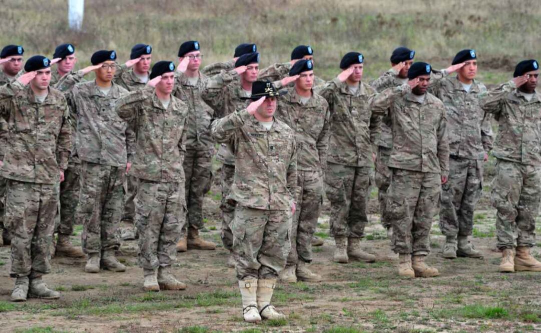Soldados estadounidenses saludan durante el traslado de tareas de participación en una misión de entrenamiento en Polonia. Foto: Archivo/EFE