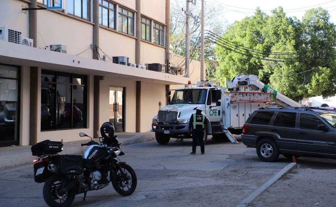 Sombrilla provoca explosión de transformador de luz en Hermosillo, Sonora (14/01/2026). Foto: Especial