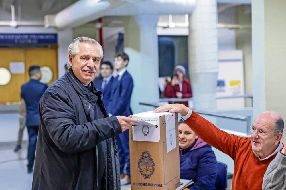 El presidente Alberto Fernández, al emitir su voto en Buenos Aires. Foto: EFE
