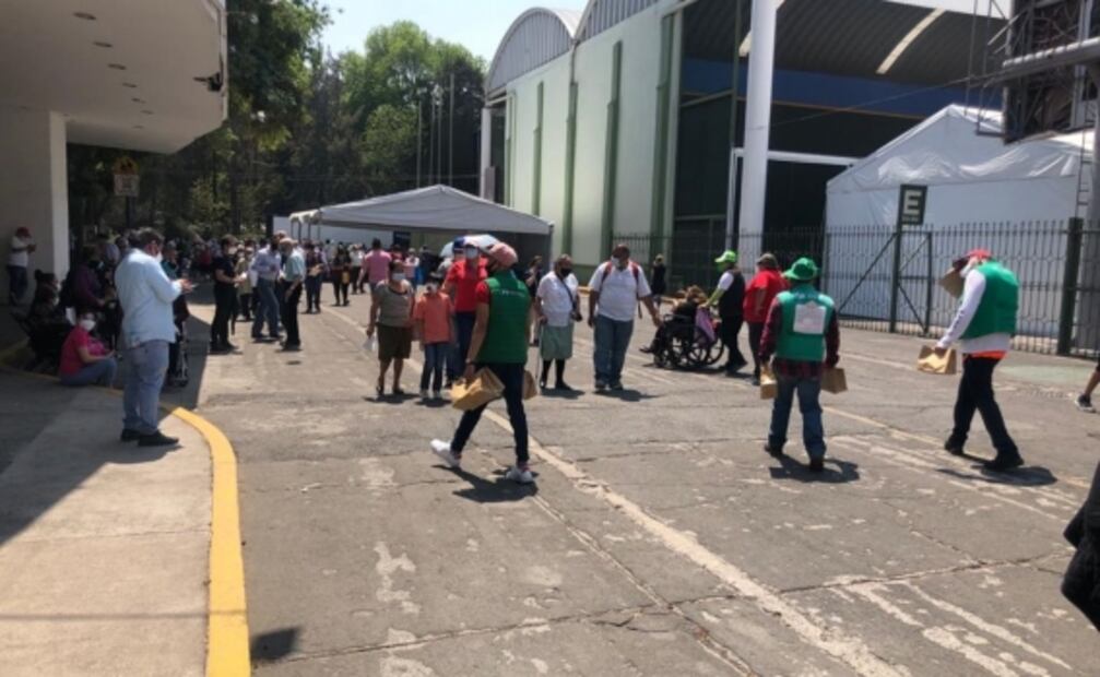 “Es un gran fin de semana para los adultos mayores", dice Víctor Saldaña tras ser vacunado en Campo Marte
