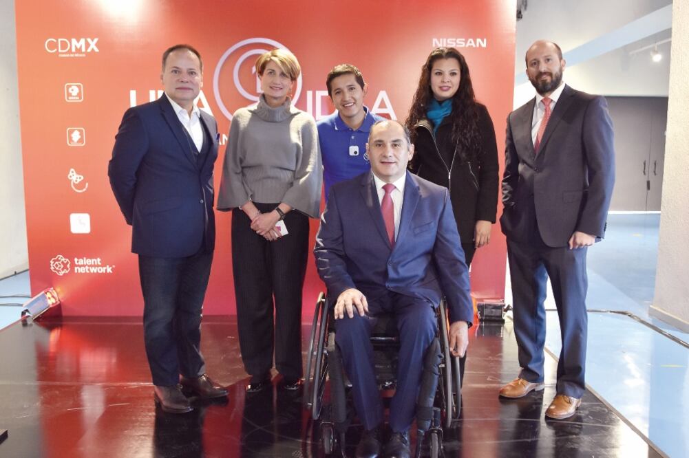 El equipo entregó ayer los primeros 25 dispositivos, que ya están a la venta. (CORTESÍA)