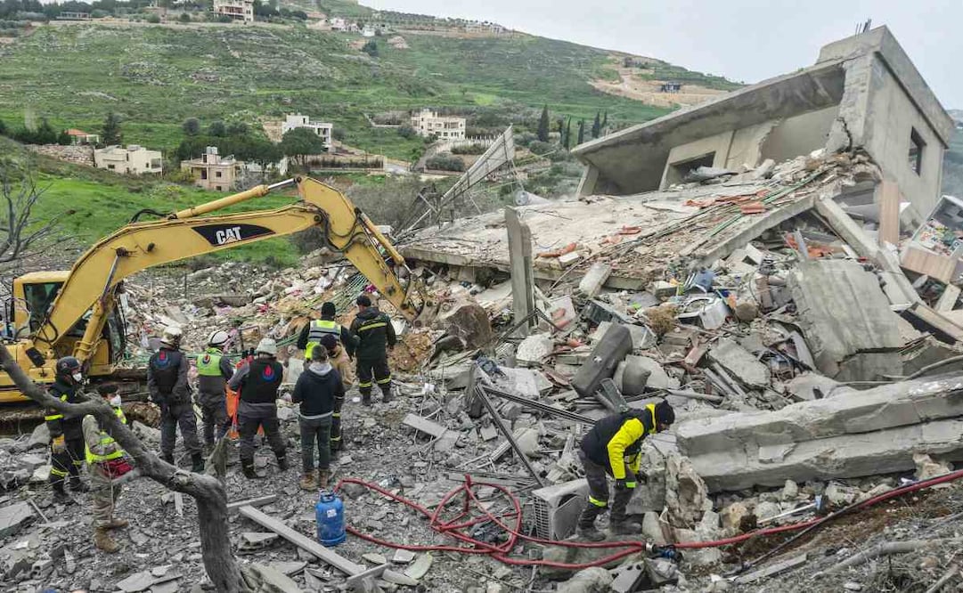 First responders search for survivors at the site of an overnight Israeli airstrike that targeted a house in the southern Lebanese village of Zibdine, on April 2, 2026. Lebanon was drawn into the Middle East war on March 2 when Tehran-backed militant group Hezbollah launched attacks on Israel to avenge the killing of the Iranian leader. Israel has responded with broad strikes across Lebanon and a ground offensive. Foto: AFP