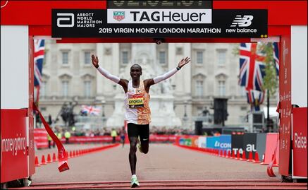 Kipchoge alimenta su leyenda; gana el Maratón de Londres