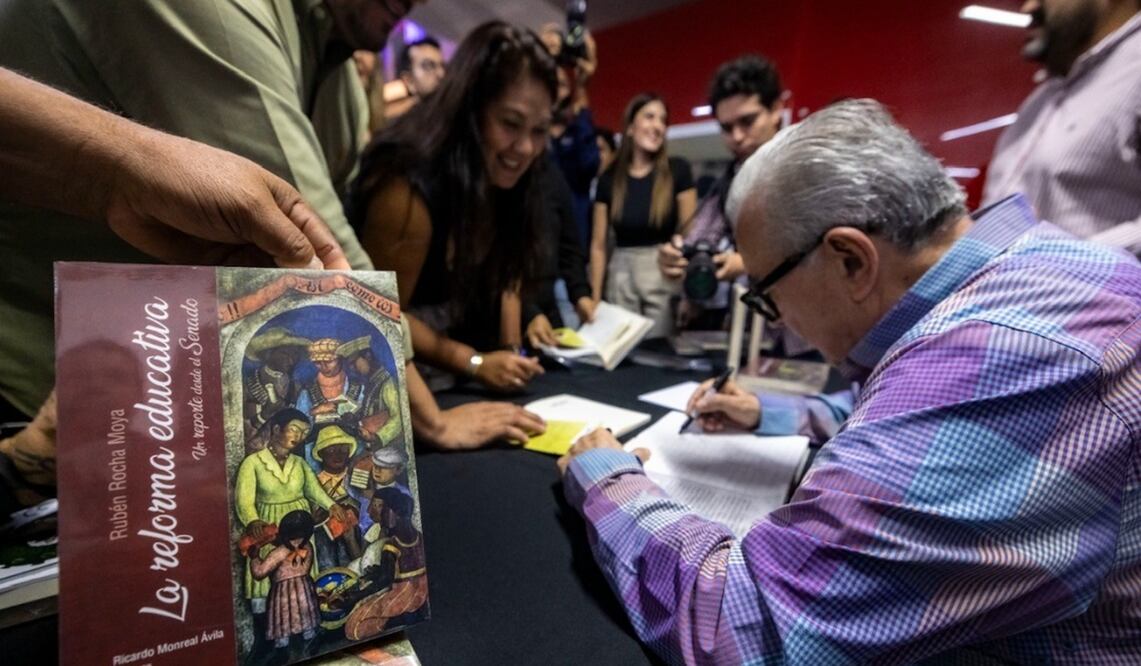El gobernador Rubén Rocha Moya recomendó su lectura, sobre todo para diputados o diputados, pues en el conocerán el proceso legislativo plural que se tiene en las cámaras, dijo