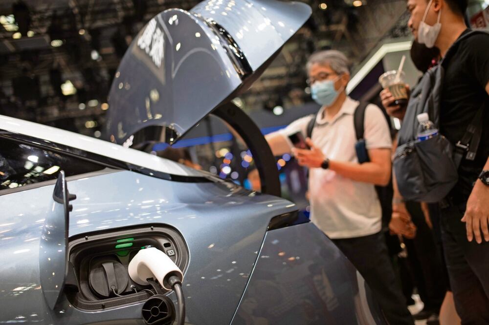 Según el diario estadounidense, las tasas aduaneras sobre vehículos eléctricos también deberían subir de 25% a aproximadamente 100%.