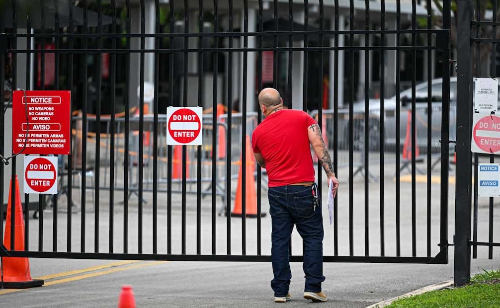 Un hombre espera frente a las instalaciones del Servicio de Inmigración y Control de Aduanas de EU (ICE, por sus siglas en inglés) en Miramar, Florida, el 22 de septiembre de 2026. Foto: Chandan Khann/AP