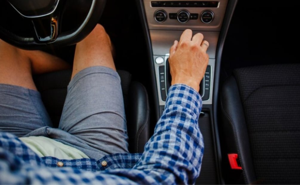 El freno de motor disminuye la velocidad del vehículo sin la necesidad de utilizar los frenos. Foto: Freepik