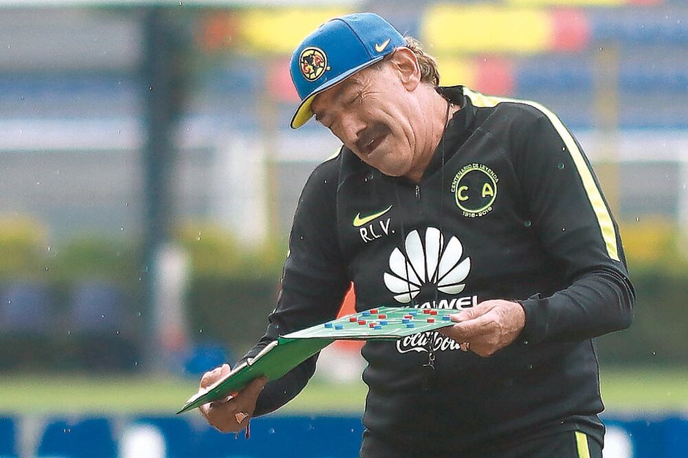 Ricardo La Volpe busca el acomodo de su equipo antes las ausencias. (MARCOS DOMÍNGUEZ. IMAGO7)