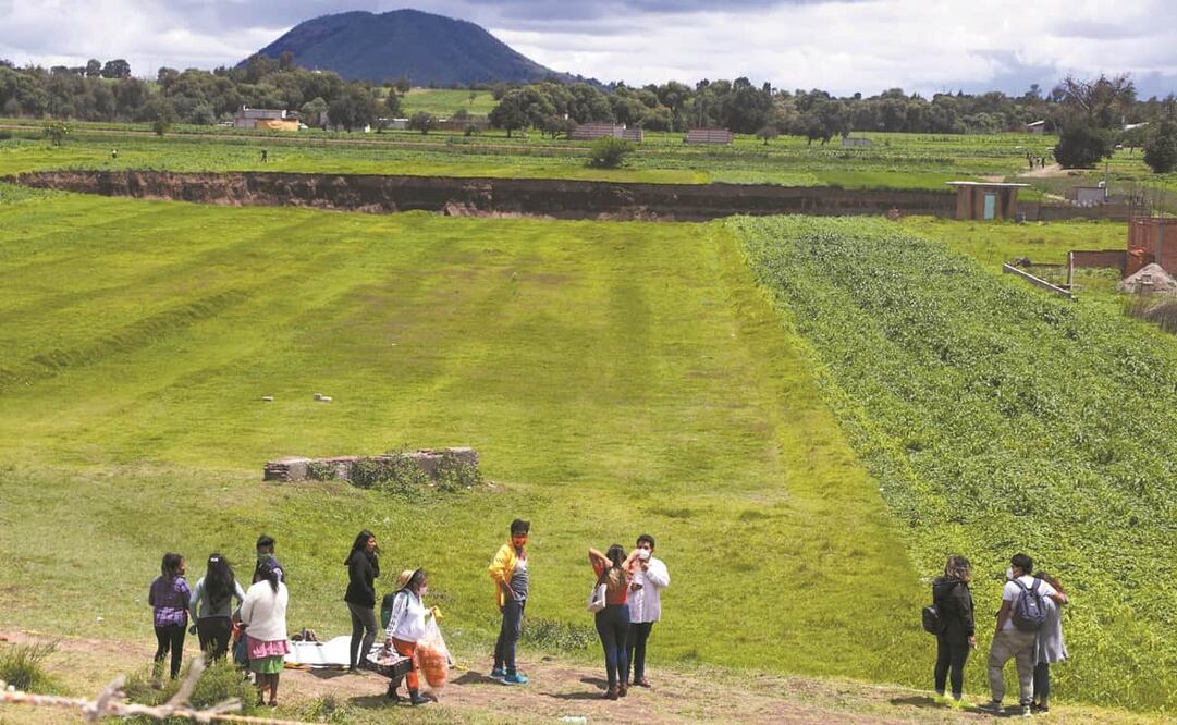 Los visitantes caminan por los alrededores del área restringida y, por una cuota, suben al techo de la casa cercana para tomar fotografías. Foto: Omar Contreras. EL UNIVERSAL