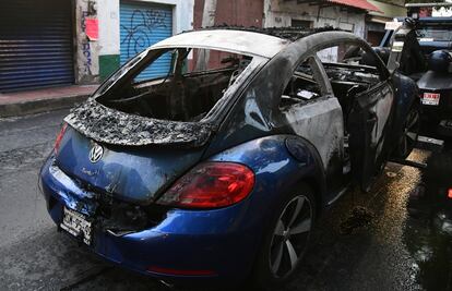 Encuentran a dos hombres calcinados dentro de un vehículo en Xochimilco