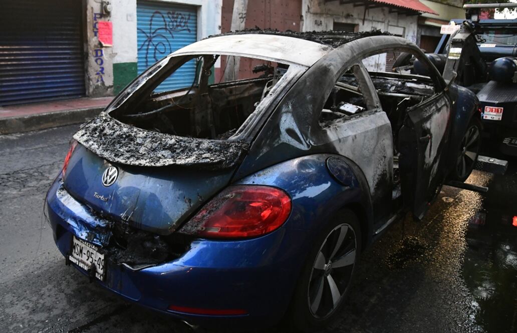 Encuentran a dos hombres calcinados dentro de un vehículo en Xochimilco. Foto: Francisco Rodríguez/El Gráfico