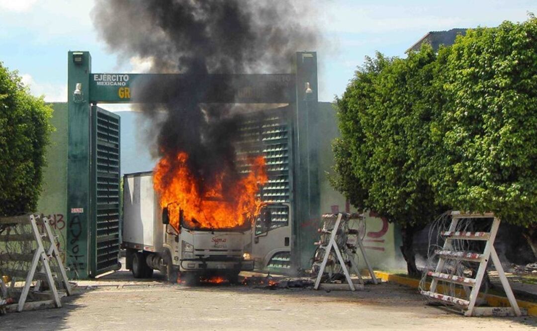 Al término de un mitin, estudiantes comenzaron a lanzar piedras y petardos contra el 27 Batallón de Infantería. FOTO: Anwar Delgado