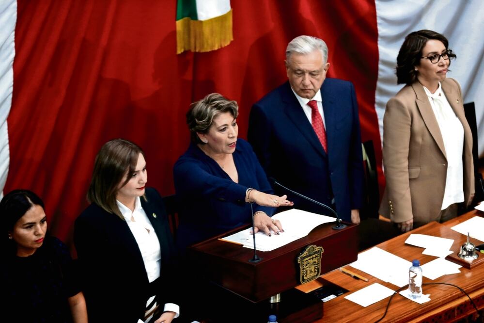 Al rendir protesta, Delfina Gómez se comprometió a fomentar el progreso con justicia social y en listó los pilares de su administración. Foto: Jorge Alvarado
