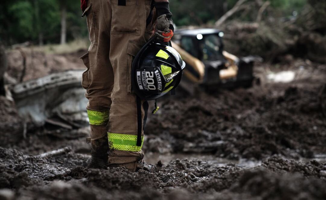 Un socorrista descansa cerca de un área de búsqueda a orillas del río Guadalupe en Texas, EU. Foto: EFE