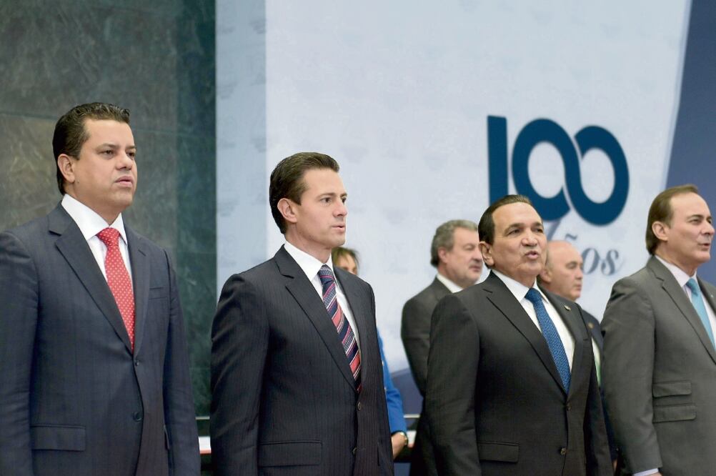 Enrique Peña Nieto (segundo de izq. a der.) aseguró que México está a unos días de las elecciones en las que no sólo se decidirá el rumbo que tomará el país en los próximos seis años, sino el futuro de las décadas venideras. Foto: El presidencia